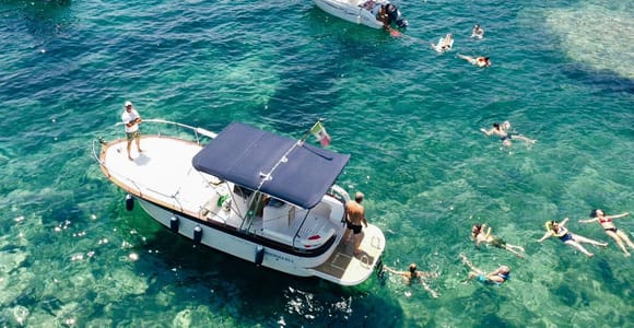 Procida: Bootstour mit Badestopps und Unterwasserfotos