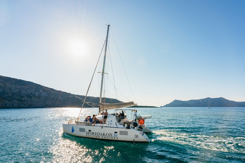 Santorini: Katamarankryssning med måltider och dryckerPremium-solnedgångsutflykt med BBQ och drycker