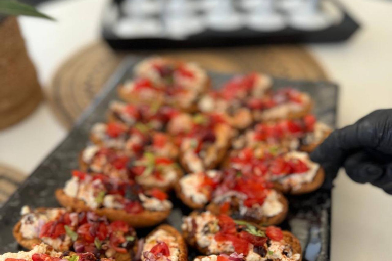 Puerto viejo de La Canea: crucero de lujo en catamarán al atardecer con vinoCrucero privado de lujo en catamarán al atardecer con vino