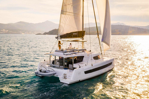 Hersonissos: Excursión en Catamarán al Atardecer con Comida y Bebidas