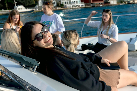 Istanbul: Bosphorus Sunset Cruise with Snacks and Wine Istanbul: Bosphorus Sunset Cruise without Wine