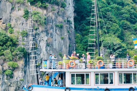 Ha Long 1 dzień - mała grupa i kajakRejs do zatoki Ha Long rozpoczyna się w porcie Tuan Chau.