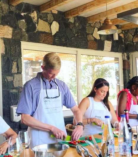 Santorini: lezione di cucina greca con degustazione di vini
