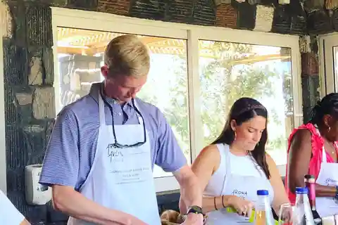 Santorin : Cours de cuisine grecque avec dégustation de vins
