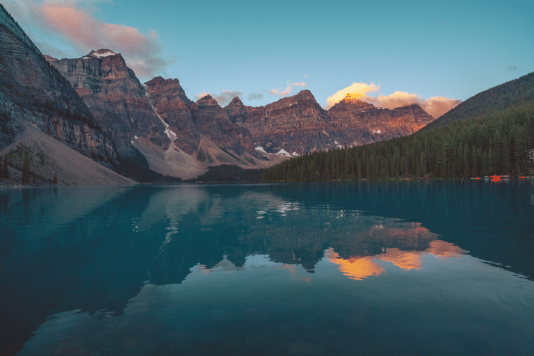 كالجاري: شروق الشمس في بحيرة موراين وبحيرة لويز ورحلات السفاري للحياة البريةCalgary:Moraine Lake Sunrise &amp; Lake Loui