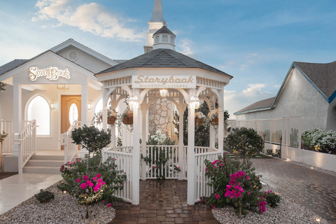 Vegas – Hochzeit oder Erneuerung des Eheversprechens in der Storybook Wedding ChapelVegas - Hochzeit oder Erneuerung des Eheversprechens in der Storybook Wedding Chapel