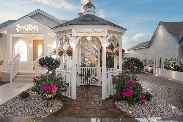 Vegas – Hochzeit oder Erneuerung des Eheversprechens in der Storybook Wedding ChapelVegas - Hochzeit oder Erneuerung des Eheversprechens in der Storybook Wedding Chapel