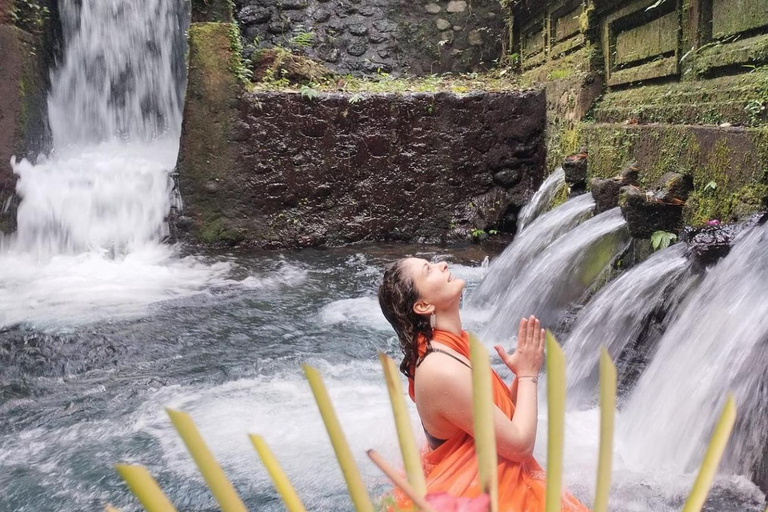 Pura Mangening: Water Temple Tour with Spiritual CleansingTour with Transfers to/from Central Bali