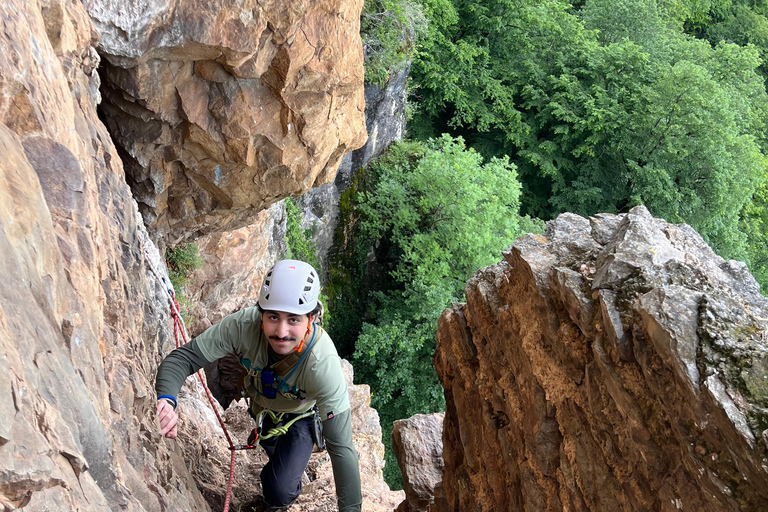 Bakú: excursión de escalada al castillo de hadas de Zagatala con acampadaBakú: Excursión al castillo encantado de Zagatala con acampada