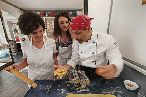 佛罗伦萨：意面制作课程，含晚餐、葡萄酒和... 唱歌！佛罗伦萨：意面制作课程，含晚餐、葡萄酒...还有歌唱！