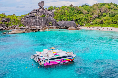 Phuket: Escursione di un giorno alle isole Similan in barca, catamarano di lusso