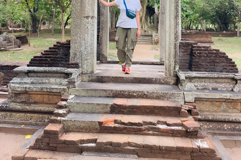 Anuradhapura: Guided Pvt Bike Tour with Lunch & Entry Ticket