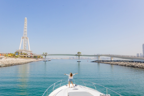Dubai Coastline Yacht Tour + BBQ oder Picknick & Virtueller GuideDie Dubai Luxus Yacht Tour - 2 Stunden Sonnenuntergangstour mit Picknick
