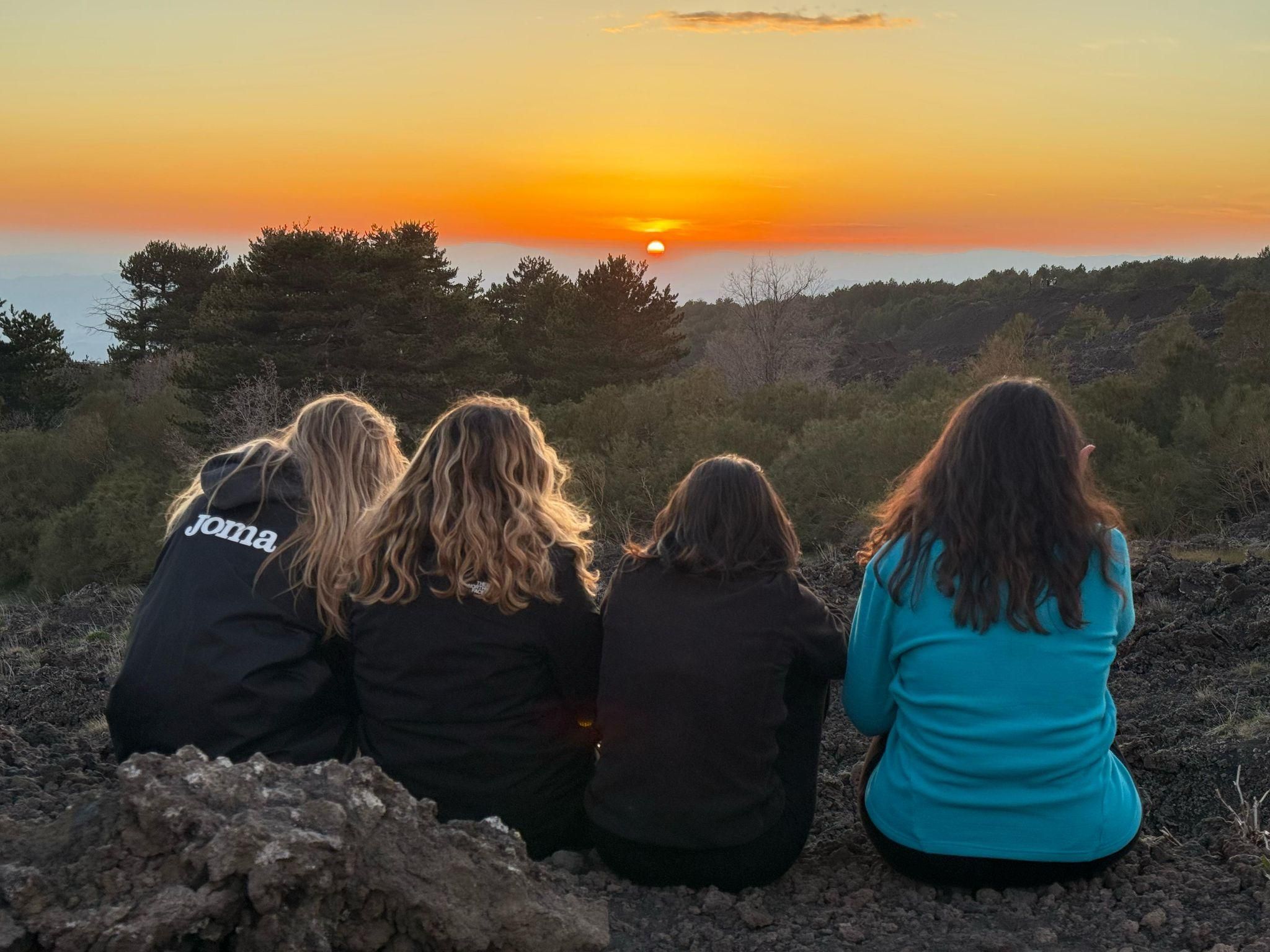Ätna-Tour bei Sonnenuntergang: Vulkanwanderung, Höhle & Verkostung ab Catania