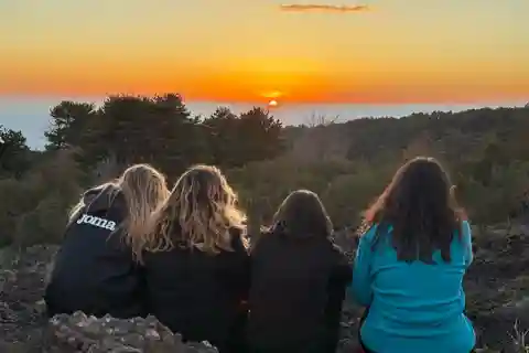 Da Catania: Tour dell'Etna al tramonto con degustazione e grotta