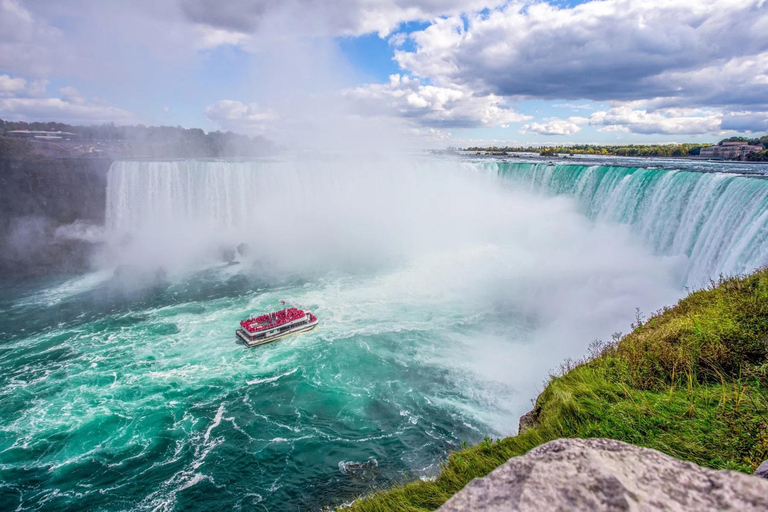 Tour privato di lusso alle Cascate del Niagara, barca, viaggio e SkylonTour privato delle Cascate del Niagara con la crociera sulla città di Niagara