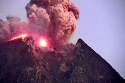 Yogyakarta: Evening at Merapi Volcano, admiring falling lava