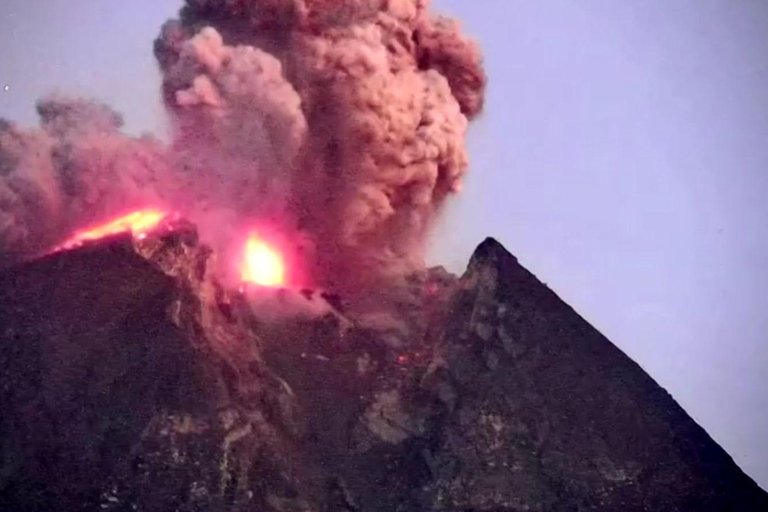 Yogyakarta: Evening at Merapi Volcano, admiring falling lava
