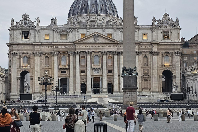 Roma: Tour guidato della Basilica di San Pietro e delle grotte papaliTour guidato di gruppo in inglese