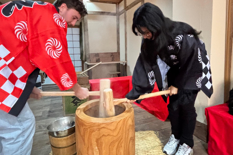 Osaka : Expérience de pilage traditionnel de Mochi avec dégustation