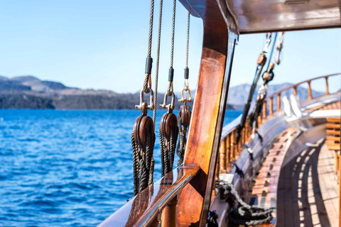 Santorini: Volcano, Hot Springs, and Thirasia Boat Tour With pick-up