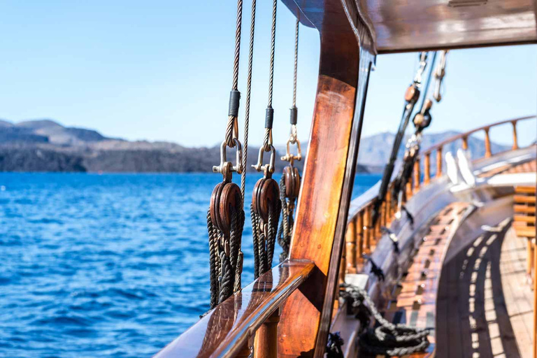 Santorini: Volcano, Hot Springs, and Thirasia Boat Tour With pick-up