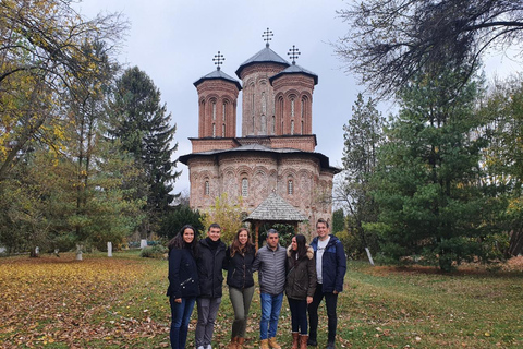 Bucarest: visite de Snagov, du manoir de Ceaușescu et du musée du villageBucarest : tombeau de Dracula, manoir de Ceaușescu et musée du village