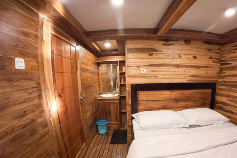 Lombok to Komodo 4D3N Sailing Adventure Gili Room: Queen bed + 2x Single bunkbed