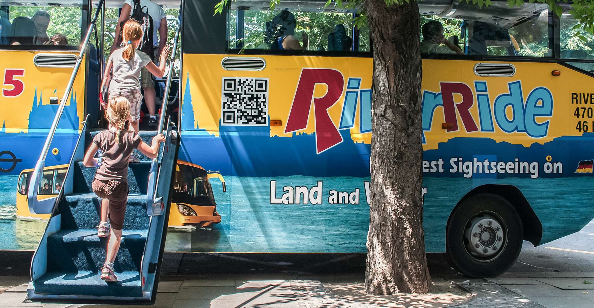 Budapest: Floating Bus Tour by Land and Water photo 4