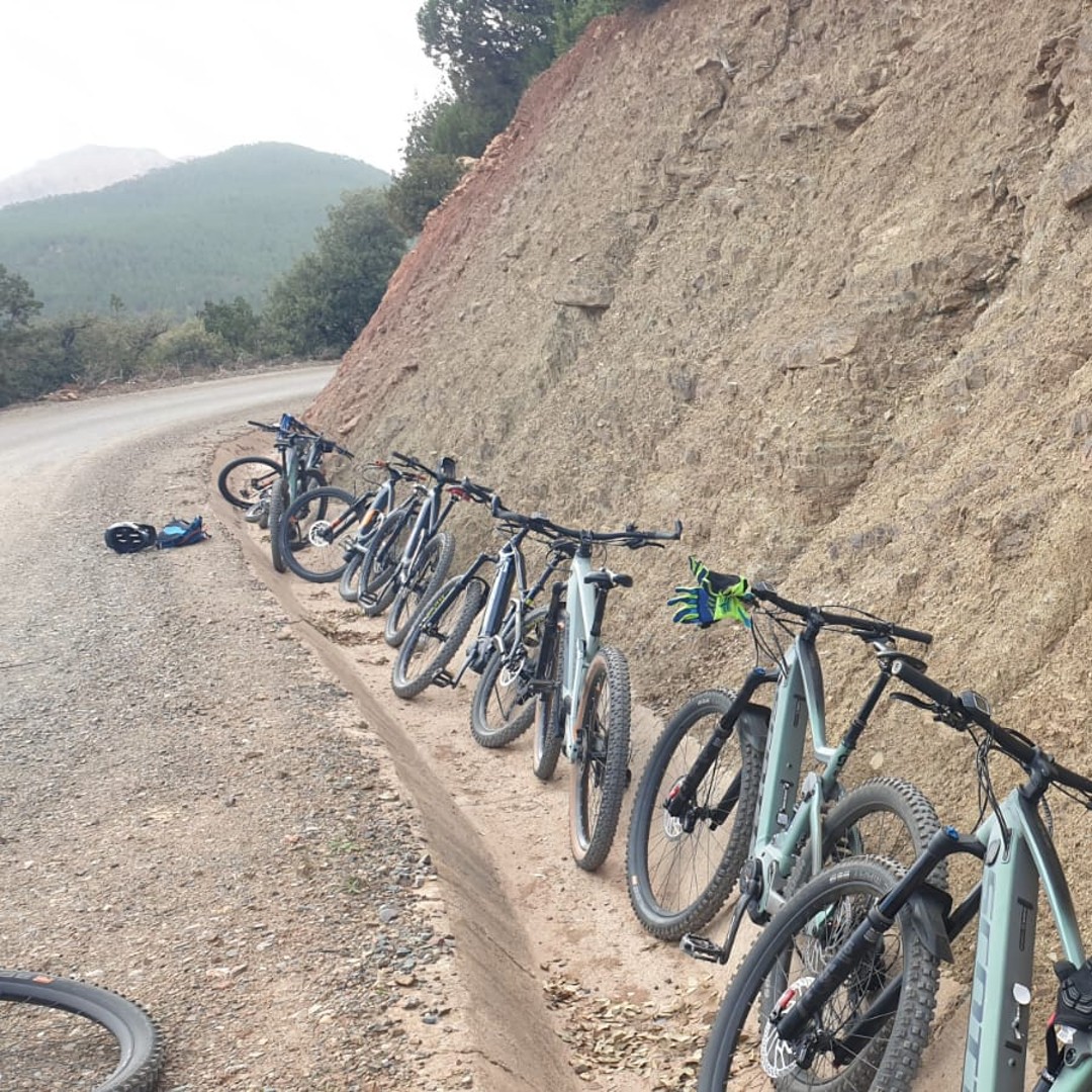 Marrakech : excursion d'une journée en vélo électrique et montagnes de l'Atlas - trekking