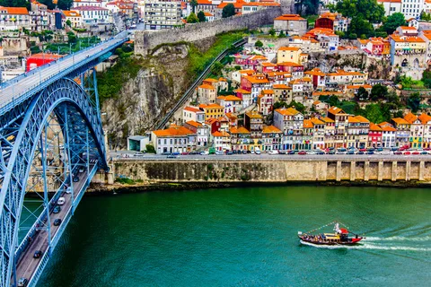 Excursão de 1 dia em minibus pela cidade do Porto, prova de vinhos e seis brigadeiros