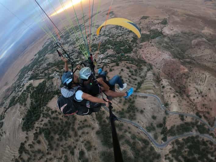 Marrakech: Paragliding vlucht over de Agafay woestijn en het Hoge Atlas gebergte - bivouac