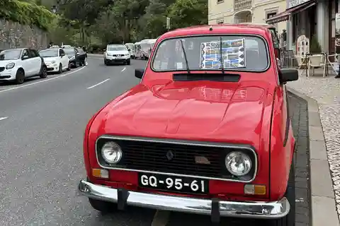 1 Hora de tour turístico privado de Sintra en Renault 4L