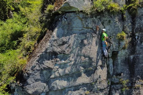 Tour privado de escalada desportiva em rocha
