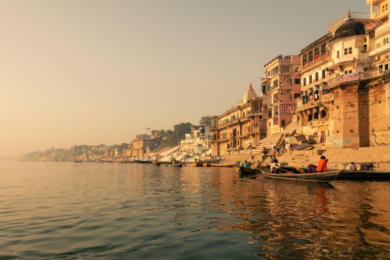 Varanasi:- Morgen Varanasi Kurztour mit BootsfahrtTourguide + Frühstück auf dem Dach + Bootsfahrt + Abholung & Rückgabe