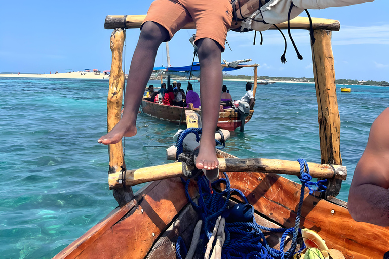 Excursion d'une journée dans les îles Kwale avec plongée en apnée et déjeunerZanzibar : plongée en apnée et croisière en boutre sur les bancs de sable avec déjeuner
