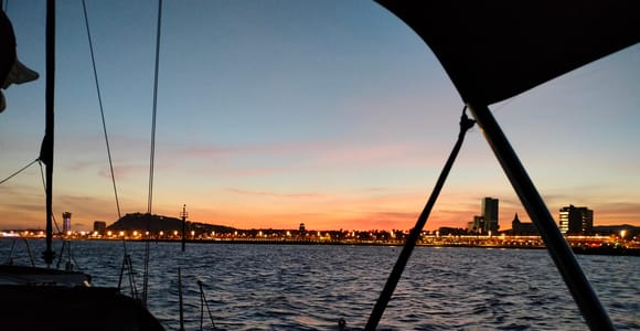 Barcelona: Sunset Cruise with Snacks and Drinks