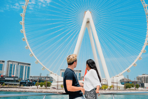 Dubai, Dubai Marina Sightseeing-kryssning med utsikt över Ain WheelSightseeingkryssning i småbåtshamn ombord på en yacht