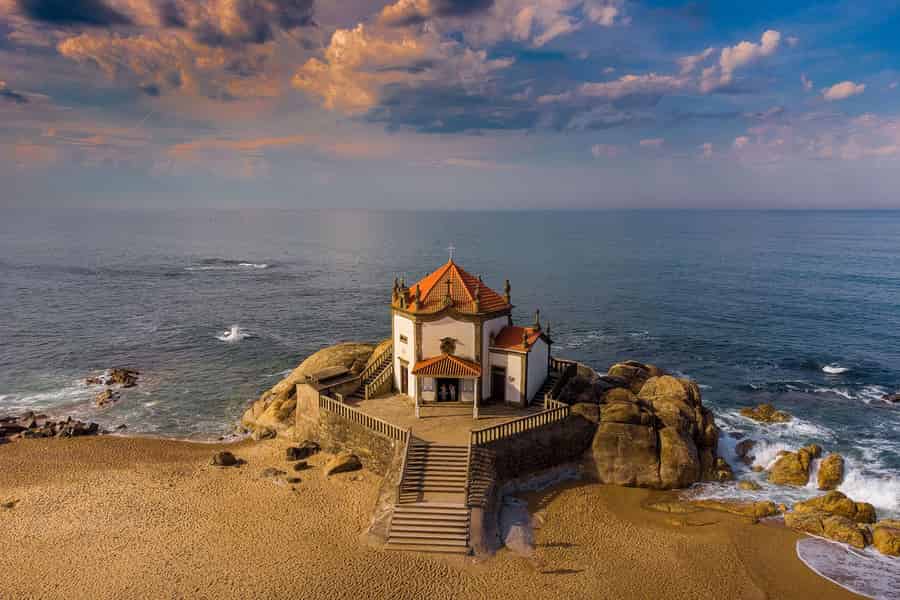 Porto: Aveiro, Bootsfahrt, Costa Nova & Capela da Pedra (ganztägig). Foto: GetYourGuide Porto: Aveiro, Bootsfahrt, Costa Nova & Capela da Pedra (ganztägig). Foto: GetYourGuide