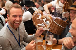 Bild: München: Oktoberfest Tour mit Zeltreservierung, Essen & Bier