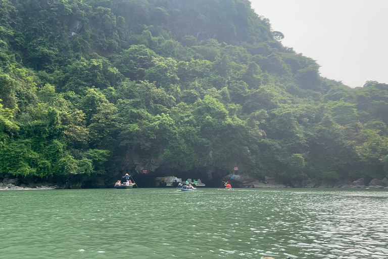 2-tägige Ha Long Bay Island Cruise Tour mit einem 3-Sterne-Kreuzfahrtschiff