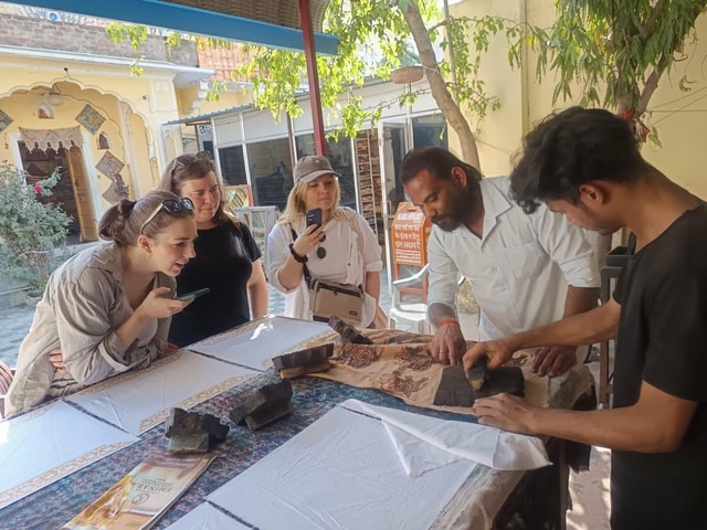 Jaipur's Artisan's Trail: A Walking Tour with Local Artisans