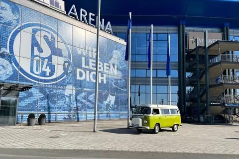 Gelsenkirchen: VW T2 Bulli trifft Schalke Arena