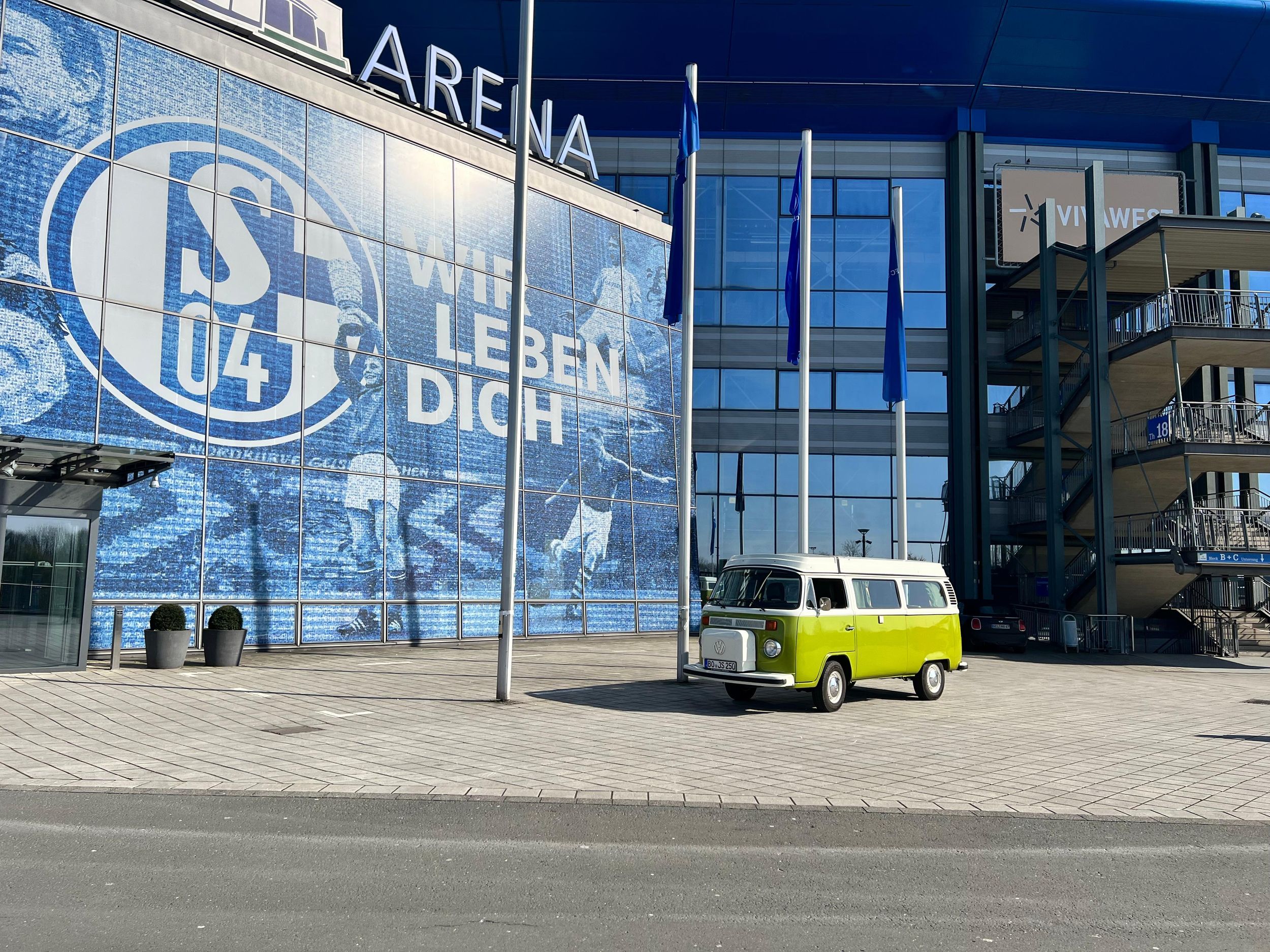 Gelsenkirchen: VW T2 Bulli trifft Schalke Arena