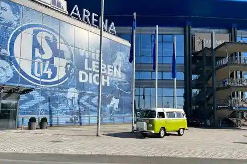 Gelsenkirchen: VW T2 Bulli trifft Schalke Arena