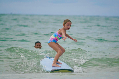 Stranden i Jaco Surfing i Costa Rica - Alla nivåer och åldrar