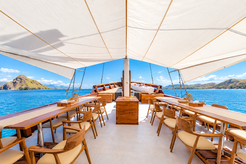 Labuan Bajo: 3-Day Komodo Sailing Luxury Boat with All Fees Deluxe Boat - Private Standar Room (2pax/room)