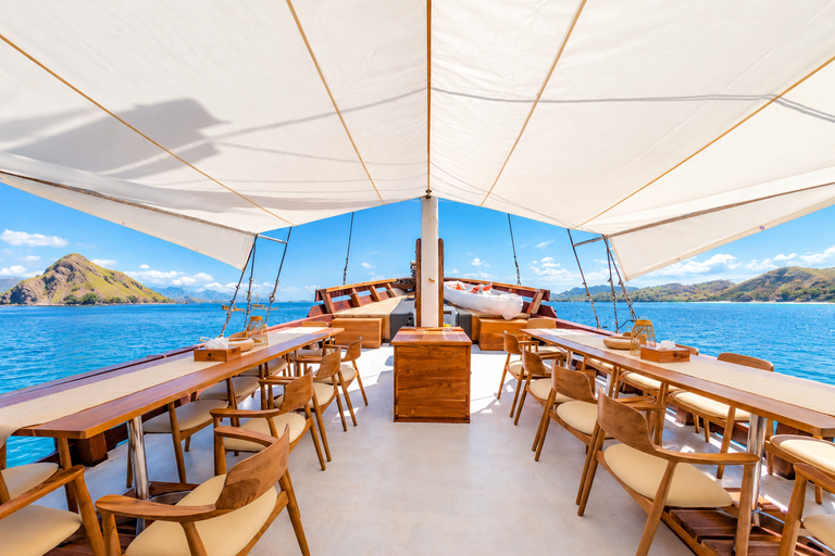 Labuan Bajo: 3-Day Komodo Sailing Luxury Boat with All Fees Deluxe Boat - Private Standar Room (2pax/room)