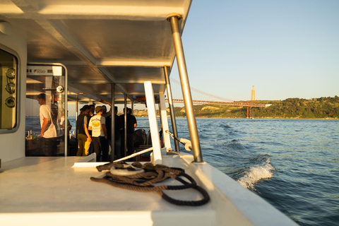 Lisbona: Chillout al tramonto in catamarano con open bar e musicaCrociera in catamarano al tramonto di Lisbona con drink di benvenuto