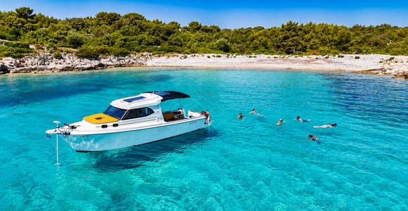 Von Trogir aus: Halbtagestour mit dem Schnellboot zu den drei Inseln